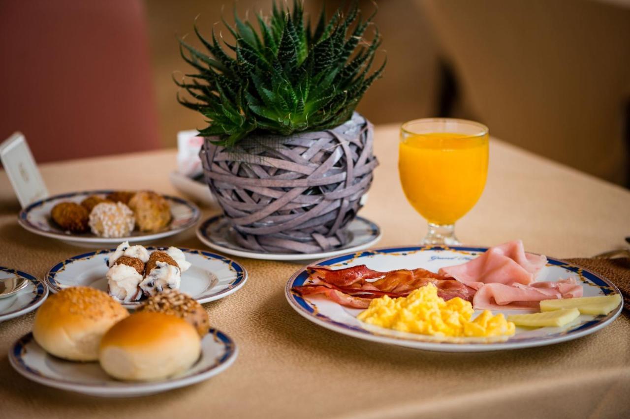 Grand Hotel Wagner Palermo Esterno foto A typical American breakfast