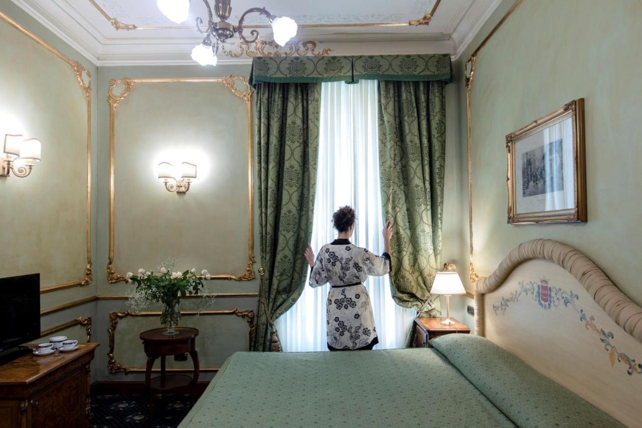 Grand Hotel Wagner Palermo Esterno foto A chambermaid making a bed in a hotel room
