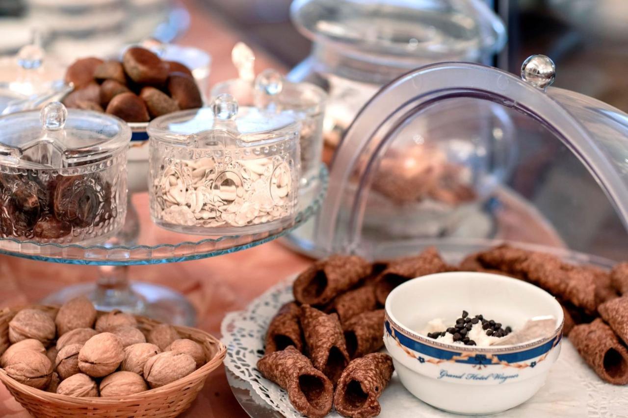 Grand Hotel Wagner Palermo Esterno foto A selection of Italian sweets