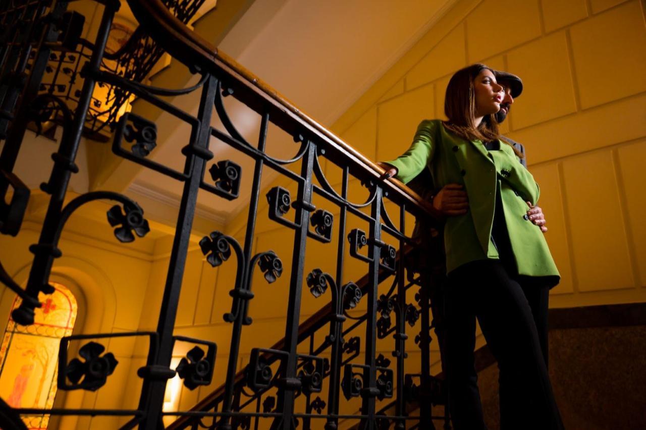Grand Hotel Wagner Palermo Esterno foto A woman standing on a staircase