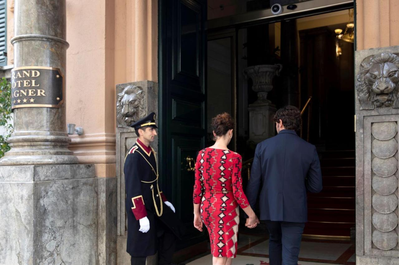 Grand Hotel Wagner Palermo Esterno foto A doorman holding the door open for a guest