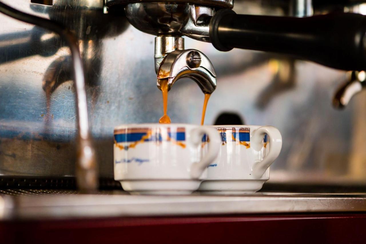 Grand Hotel Wagner Palermo Esterno foto Espresso being made