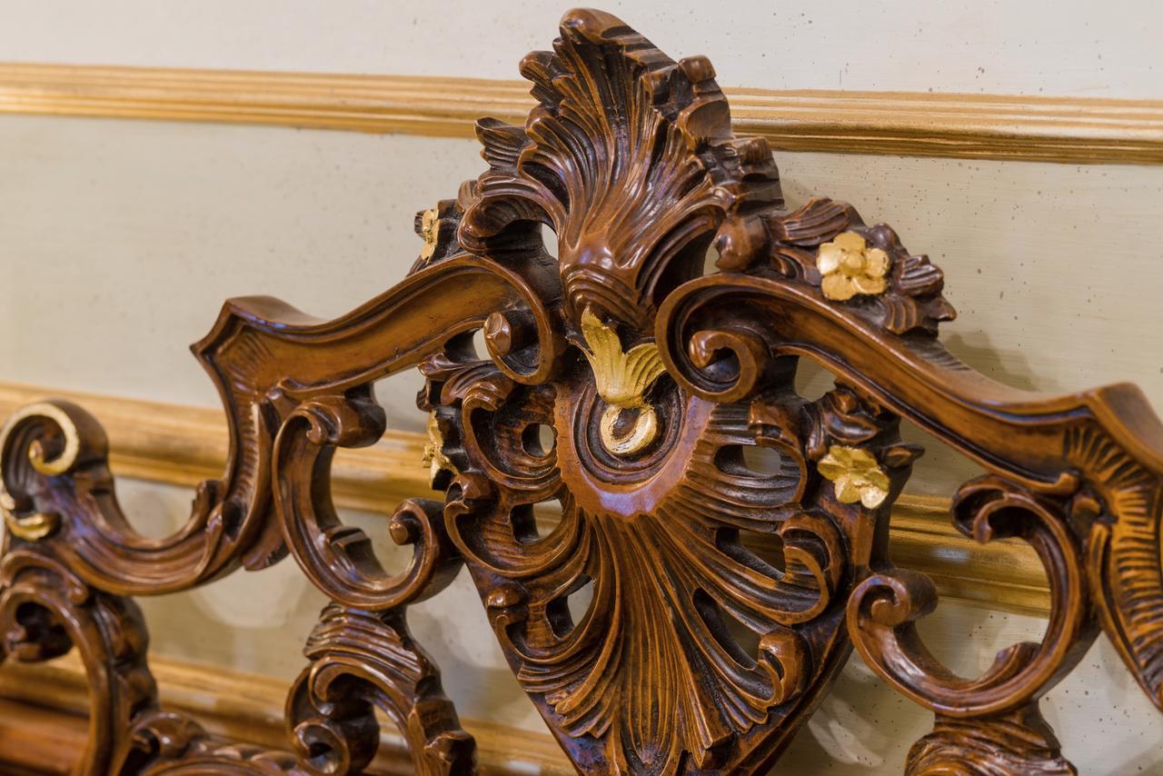 Grand Hotel Wagner Palermo Esterno foto Detail of the carved wood